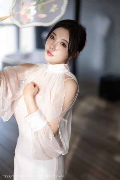 二次元巨乳美女图片无内衣